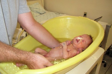 Primeiro banho de Nina pelo papai